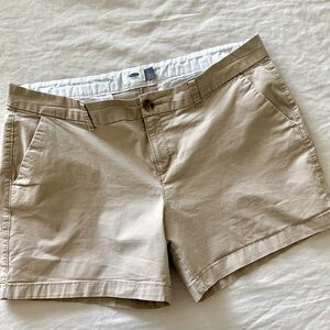 Old Navy khaki chino shorts 5” mid rise